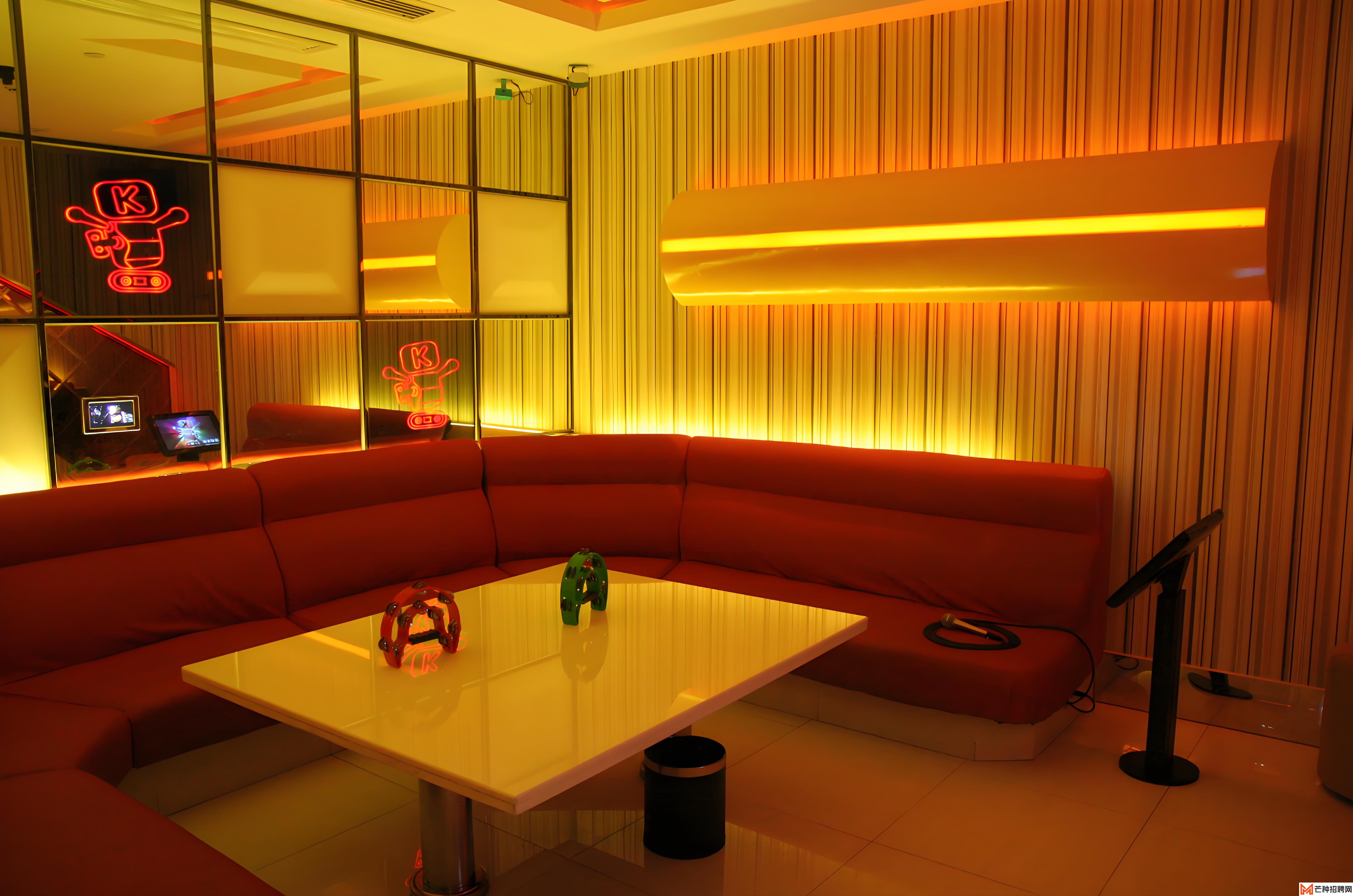 郑州酒吧巡礼：音乐与人群的碰撞